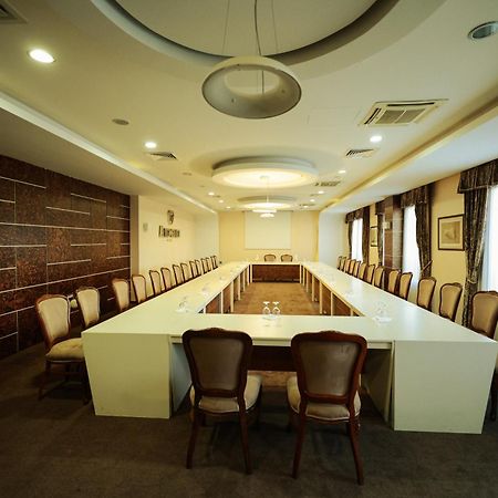 Amazona Hotel Pristina Extérieur photo