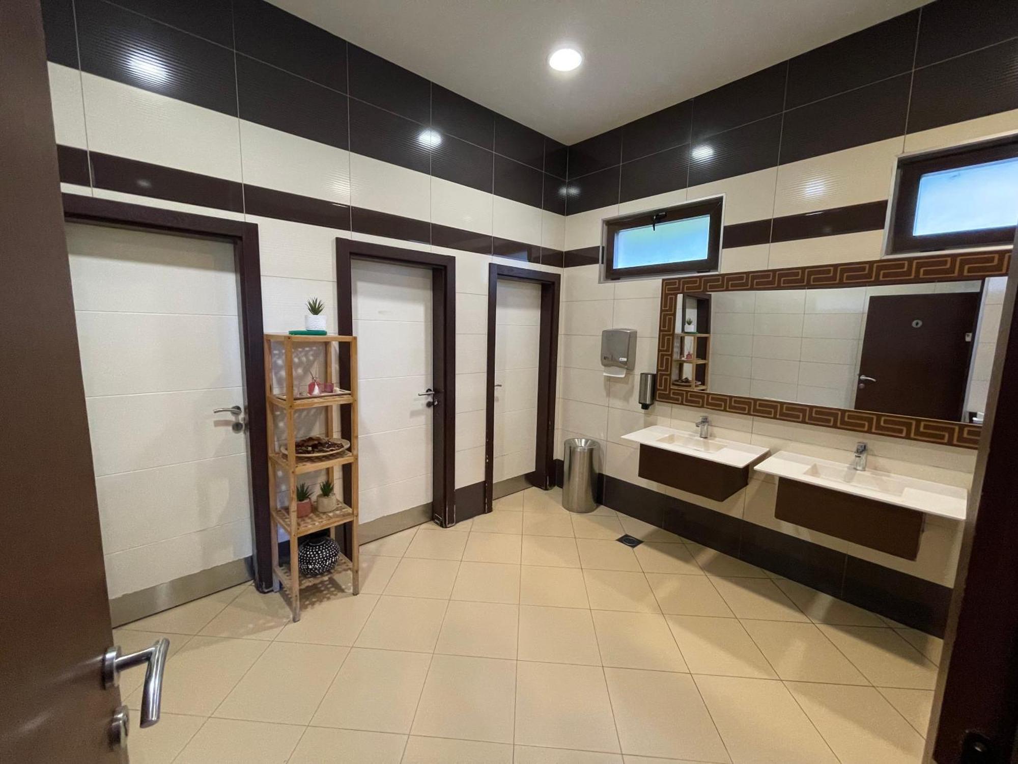 Amazona Hotel Pristina Extérieur photo