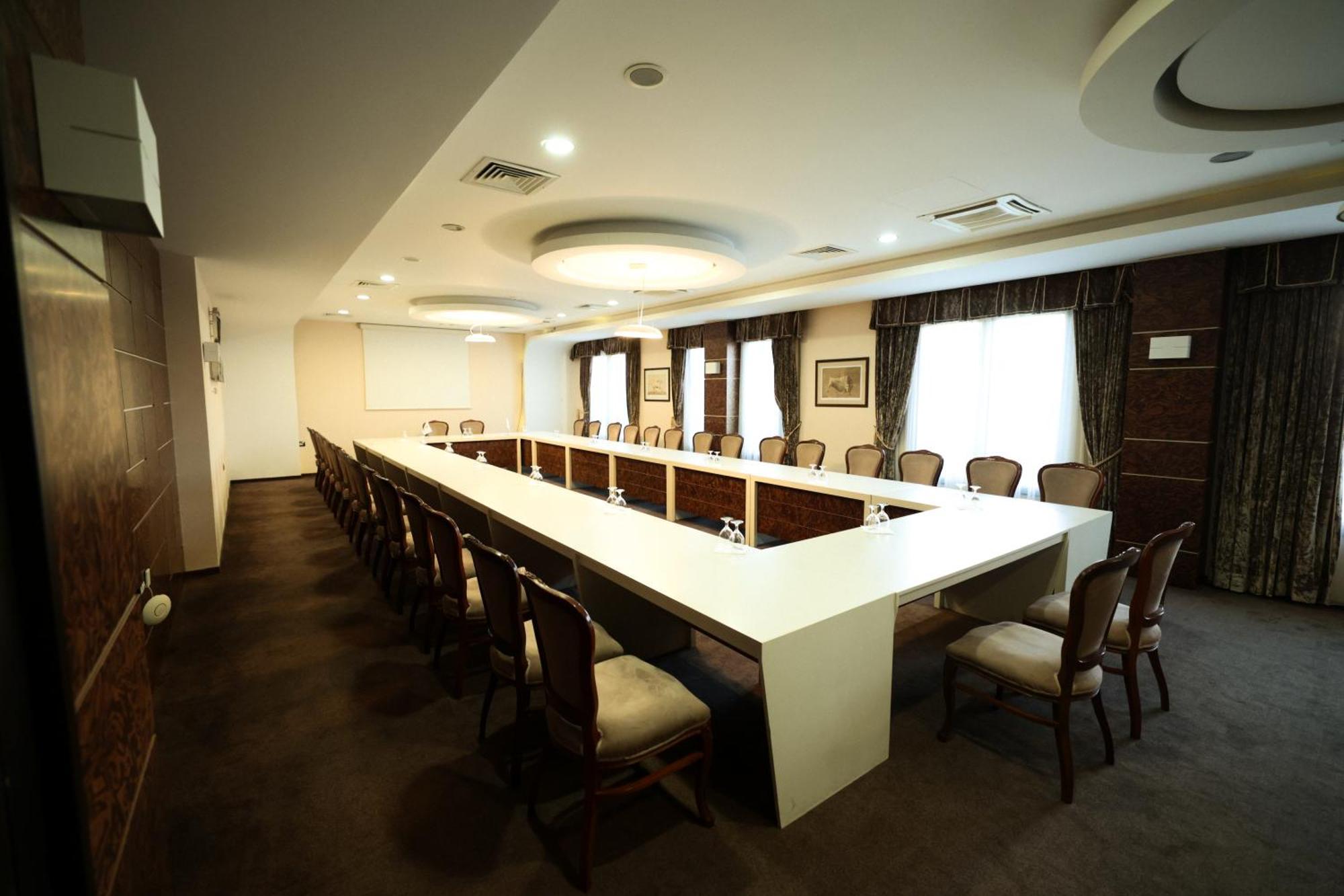 Amazona Hotel Pristina Extérieur photo
