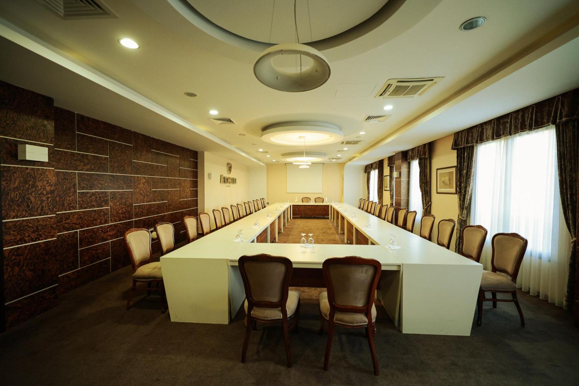 Amazona Hotel Pristina Extérieur photo