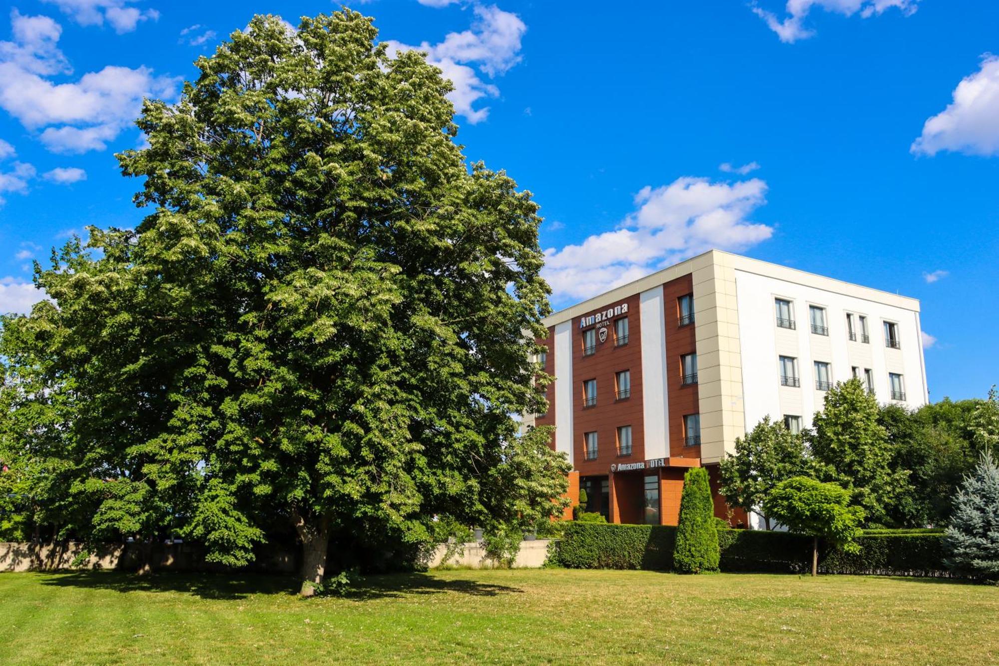 Amazona Hotel Pristina Extérieur photo