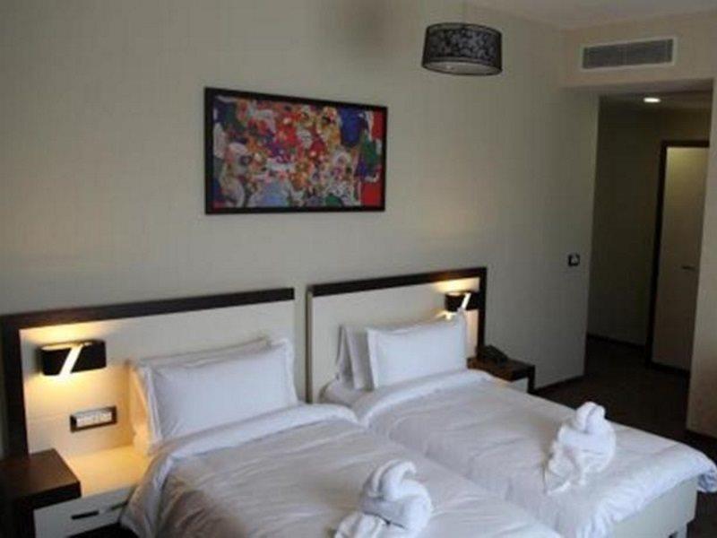 Amazona Hotel Pristina Extérieur photo