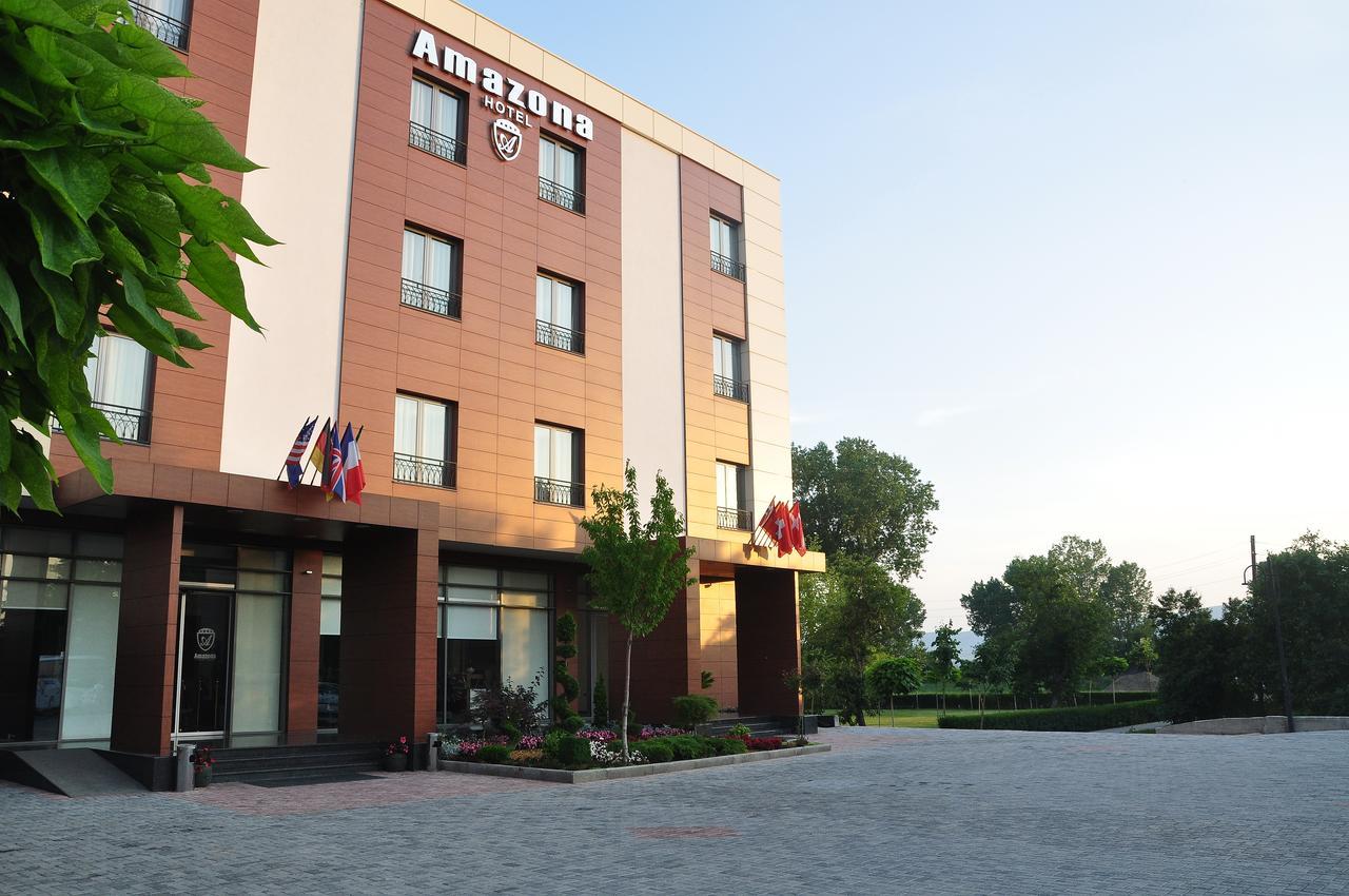 Amazona Hotel Pristina Extérieur photo