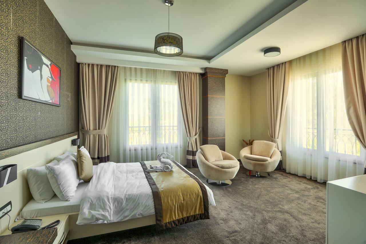 Amazona Hotel Pristina Extérieur photo