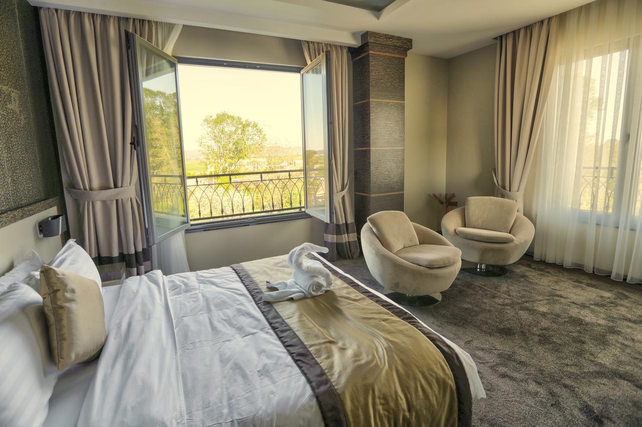 Amazona Hotel Pristina Extérieur photo