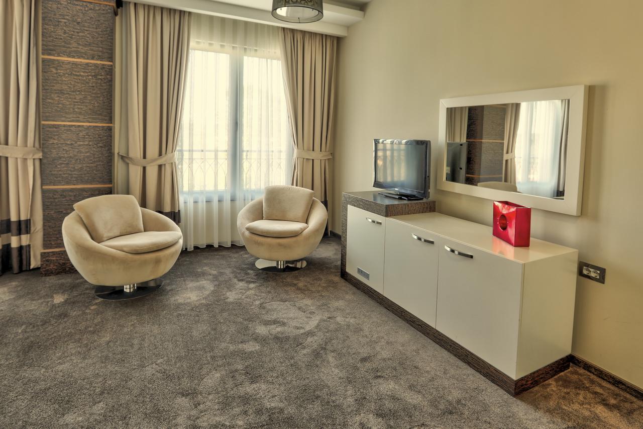 Amazona Hotel Pristina Extérieur photo