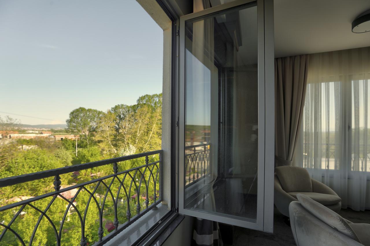 Amazona Hotel Pristina Extérieur photo