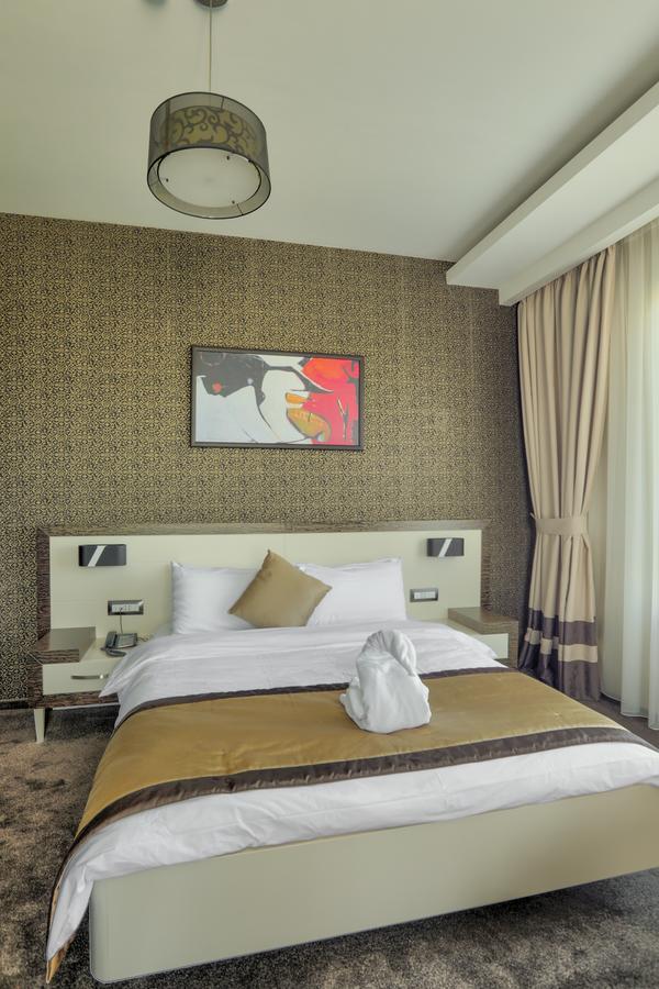 Amazona Hotel Pristina Extérieur photo