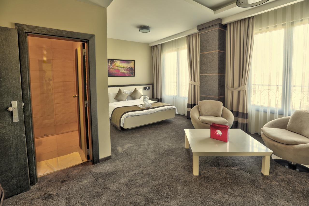 Amazona Hotel Pristina Extérieur photo