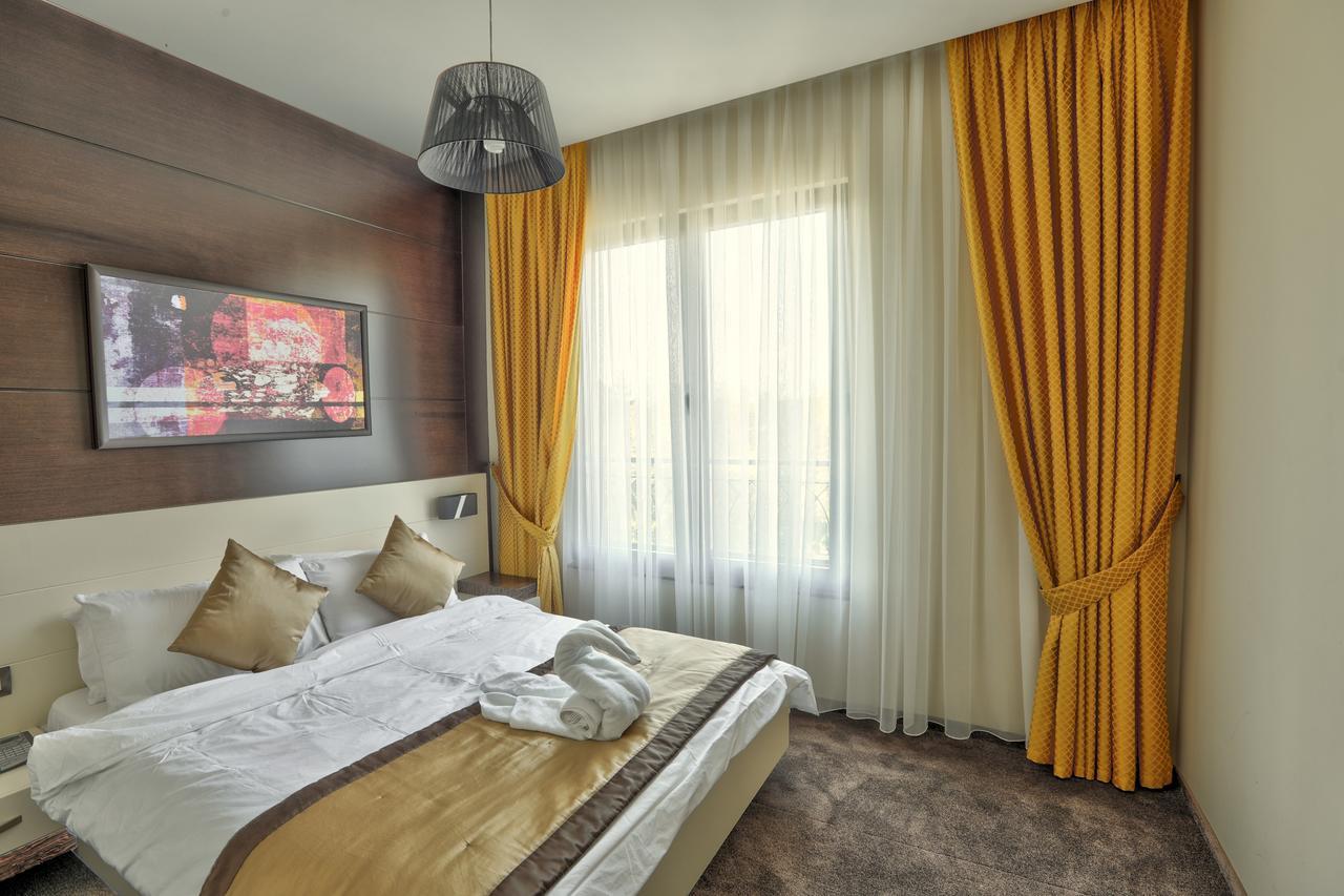 Amazona Hotel Pristina Extérieur photo
