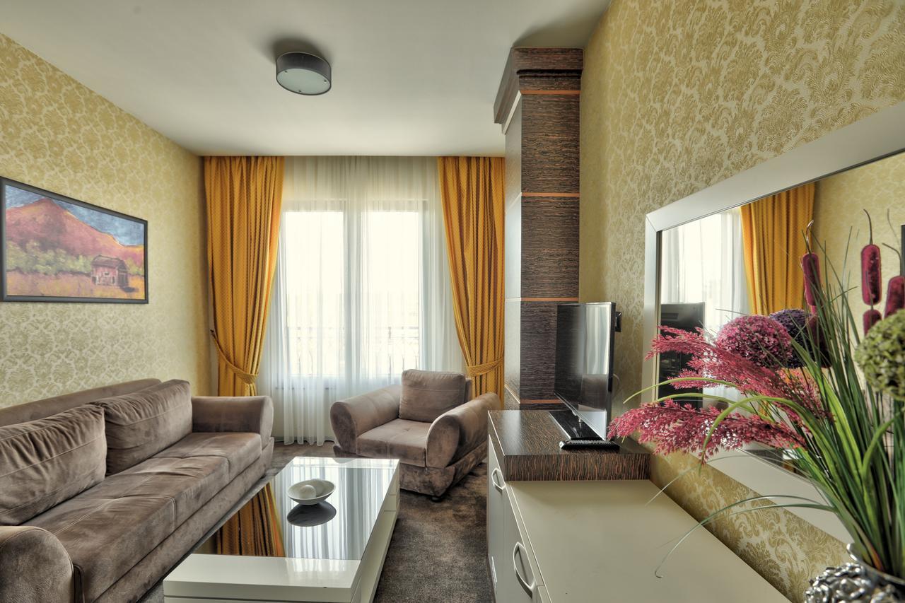 Amazona Hotel Pristina Extérieur photo