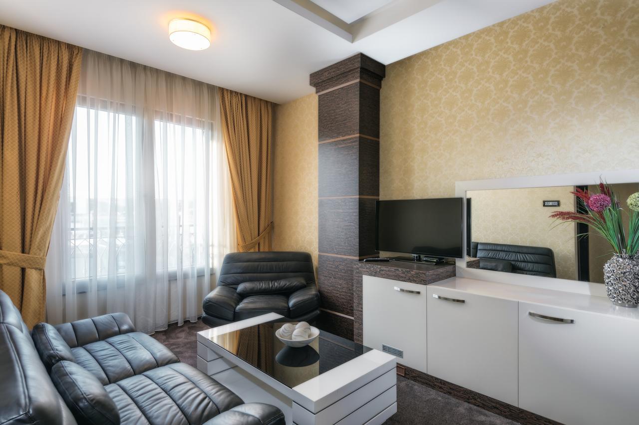 Amazona Hotel Pristina Extérieur photo