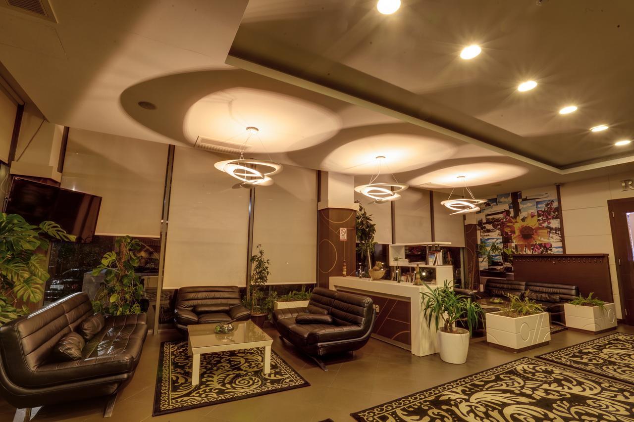 Amazona Hotel Pristina Extérieur photo