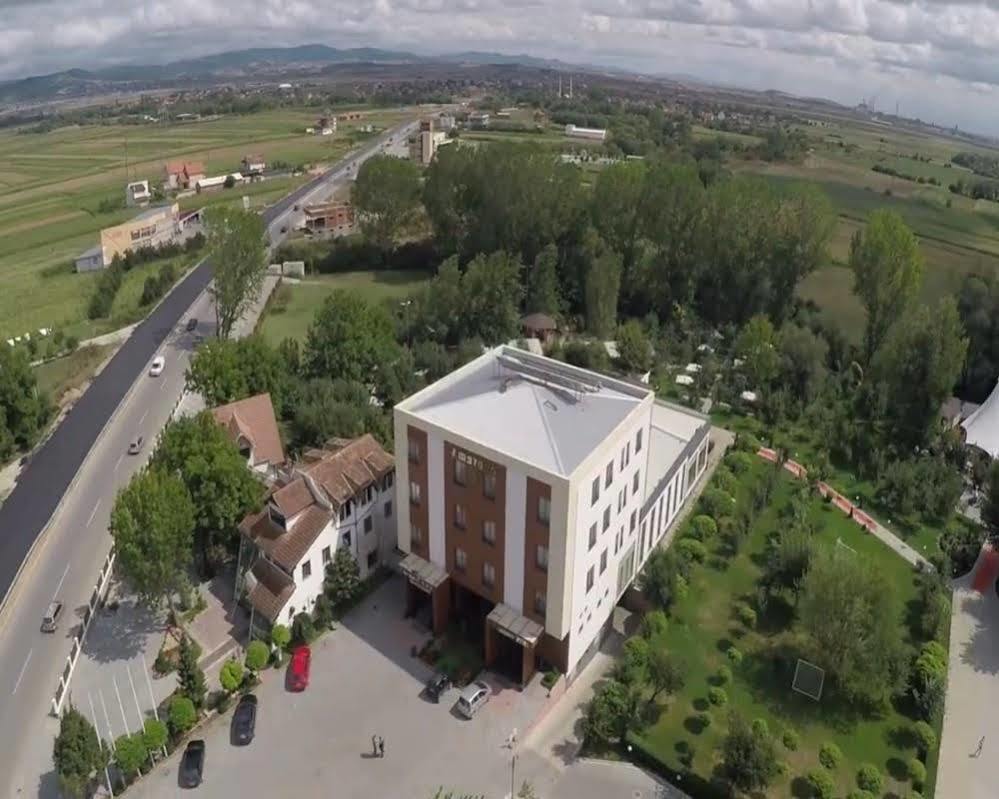 Amazona Hotel Pristina Extérieur photo