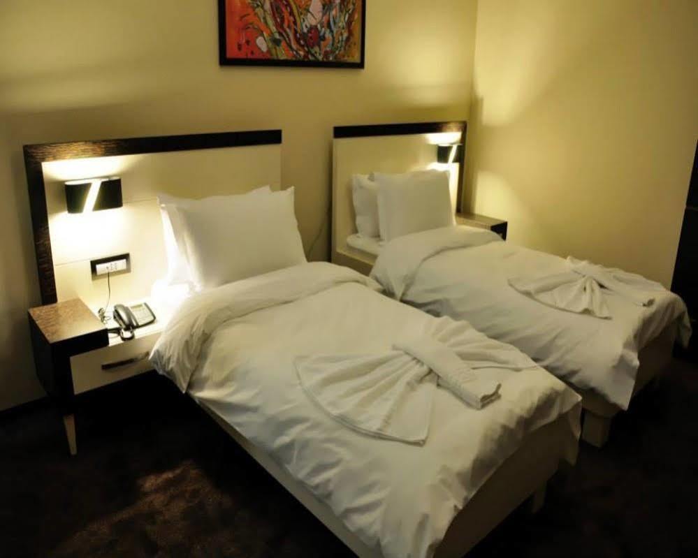 Amazona Hotel Pristina Extérieur photo