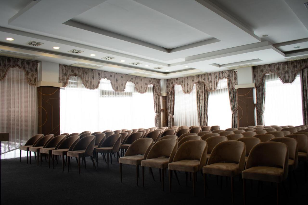 Amazona Hotel Pristina Extérieur photo