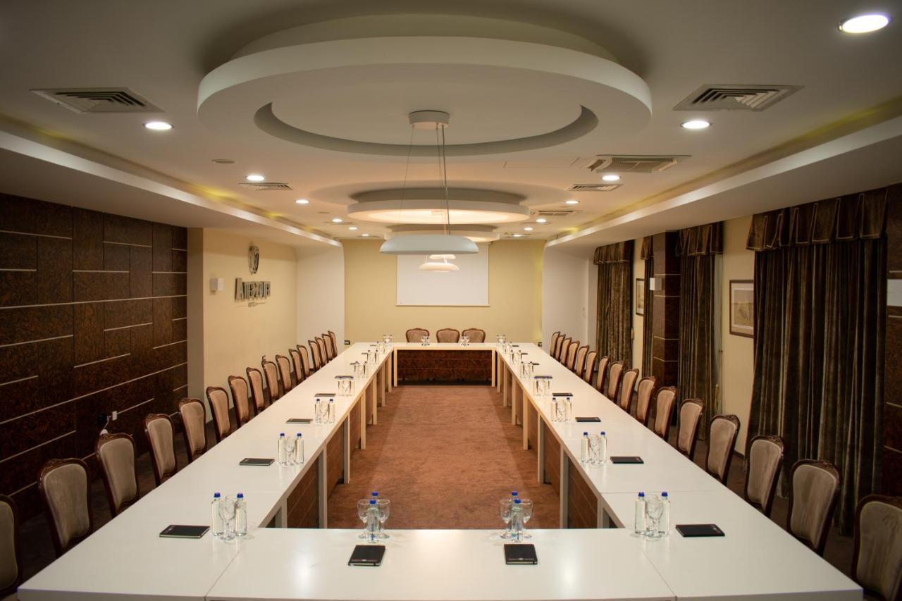 Amazona Hotel Pristina Extérieur photo